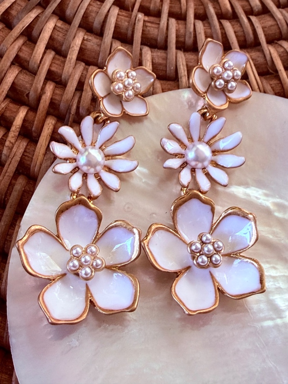 Oscar de la Renta Flower Earrings✨White Enamel Gold Floral ✨Triple Flower Dangle - Picture 15 of 17